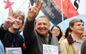 Former Vicepresident Amado Boudou and other opposition leaders sink their feet in the Plaza de Mayo fountain to replicate what Juan Peron's followers did in 1945 