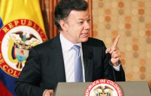 Santos recalls president Clinton's efforts in helping Colombia “achieve what has been achieved”, and “as far as I know, Hillary offers more guarantees”