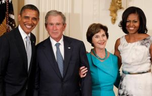 In 2008, President George Bush and his wife, Laura, and the Obamas posed in front of the White House in their first joint visit. This time was not the case 