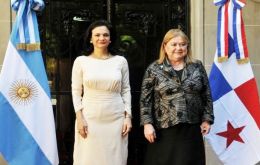 The Argentine foreign minister with Panama's vice-president and chancellor Isabel de Saint Malo 