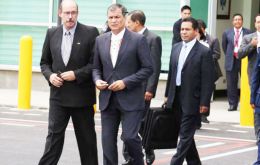 Rafael Correa calls for all his ministers to resign to make arragements for the February elections.