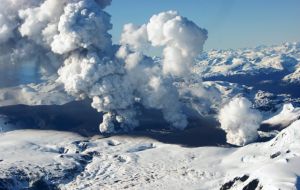 The growing activity was recorded in monitoring stations next to the Hudson volcano in Aysen and connected to the South Andes Volcanic Observatory