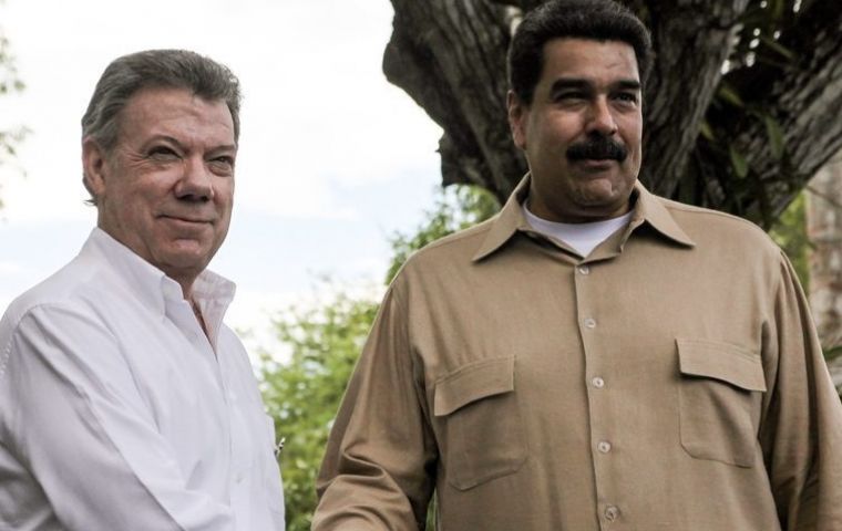Venezuelan President Nicolas Maduro (right) spoke with his Colombian counterpart Juan Manuel Santos (left) before deciding to reopen the border  
