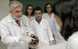 Holding Mengele’s skull, Muñoz pointed to a small hole in the left cheek bone, which he said was the result of long-term sinusitis. Muñoz said that a German couple who harbored Mengele in Brazil told 