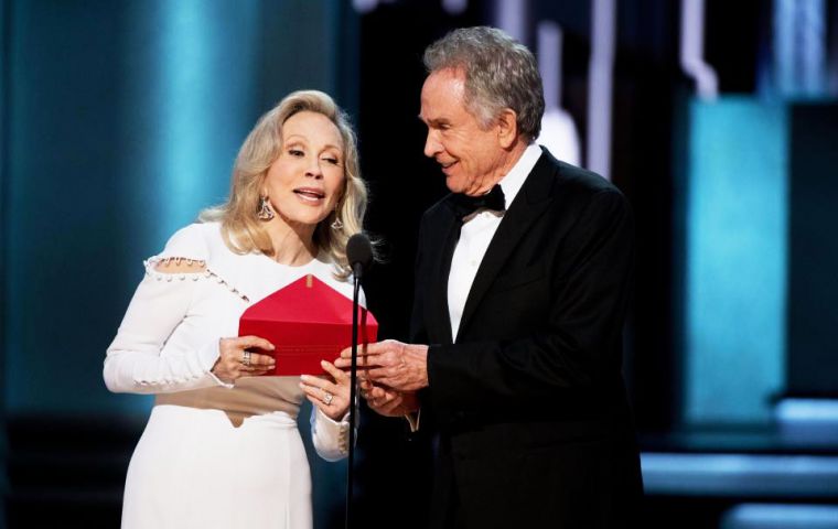 Warren Beatty was handed the previous winner's envelope, containing a card saying “Emma Stone, La La Land”, resulting in the error.