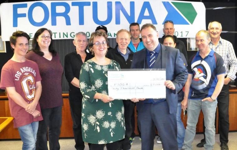 FIOGA representative receives the £ 30.000 check from Fortuna Ltd 