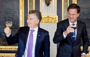President Macri and Dutch PM Rutte toast at the official reception for the Argentine delegation on a state visit to Holland 