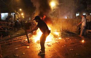 Demonstrators burned tires and removed parts of the fences surrounding the Congress building. 