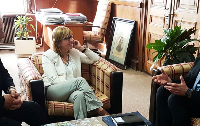 Dr. Nabarro (R) meets Uruguayan Healthcare Minister Dr. Jorge Basso and other officials in Montevideo