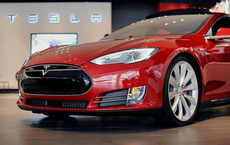 Tesla's shares rose after it was announced record vehicle deliveries in the first quarter: 25,000 cars in the first quarter, up 70% on the same quarter last year.