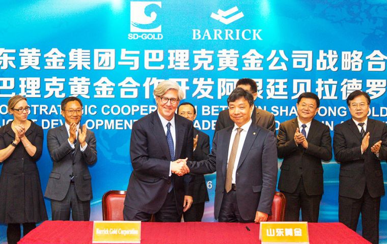 Barrick's CEO John Thornton and Shandong chairman Chen Yumin during the ceremony that closed the deal  (Pic by Barrick Gold Corporation) 