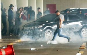 Protesting police unions clashed with congressional guards in riot gear, who used tear gas and stun grenades to disperse demonstrators from the doors of Congress. 