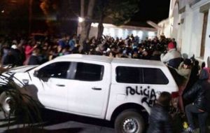 The rally turned violent and grew rapidly in number when it was revealed that ex president Cristina Fernandez was at the house with her sister in law