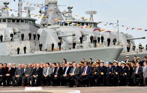 Rear Admiral Galardi honored all those who fought for the recovery of “our Islands and maritime spaces”, a permanent objective until “our flag again flies over the Islands”.