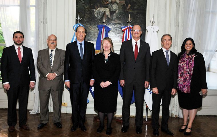 Members of the two delegations at the San Martin Palace 