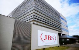  JBS said in a Tuesday securities filing that it sold meat processing plants in the three countries for US$300 million to Minerva in Sao Paulo state.