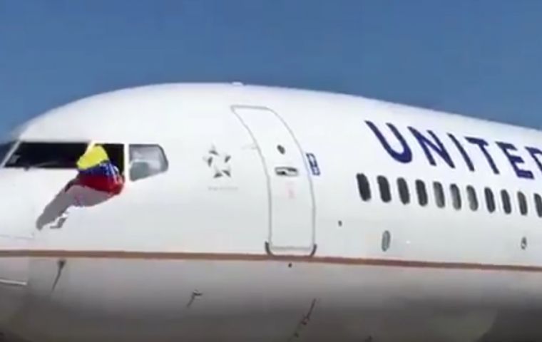 The captain of United's last flight pulled a Venezuelan flag out of the cockpit window during pushback at Maiquetia airport as workers bid farewell to yet another company.
