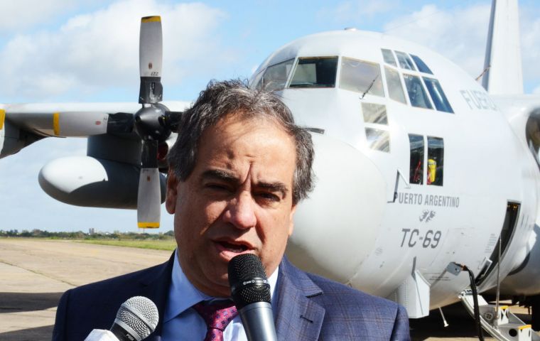 Martinez revealed that on taking office he was informed that during the Falklands' conflict Argentina lost 72 aircraft, but “under Kirchnerism over a hundred planes”