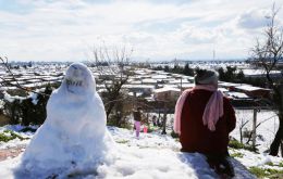 The biggest snow blanket in decades, some forty centimeters deep, had many Santiago residents making snowmen and tossing snowballs