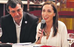 Esteban Bullrich is still climbing and has reached a technical tie with Cristina Fernandez. In the picture next to governor Maria Eugenia Vidal  