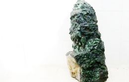 This incredible emerald specimen stands 1.3 meters tall and is valued at approximately US$ 309 million.