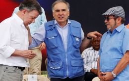 Jean Arnault, U.N. representative for the Colombian peace process, center, talks to Colombia's President Juan Manuel Santos, left, and Rodrigo Londoño, the top commander of the FARC (Pic UN)