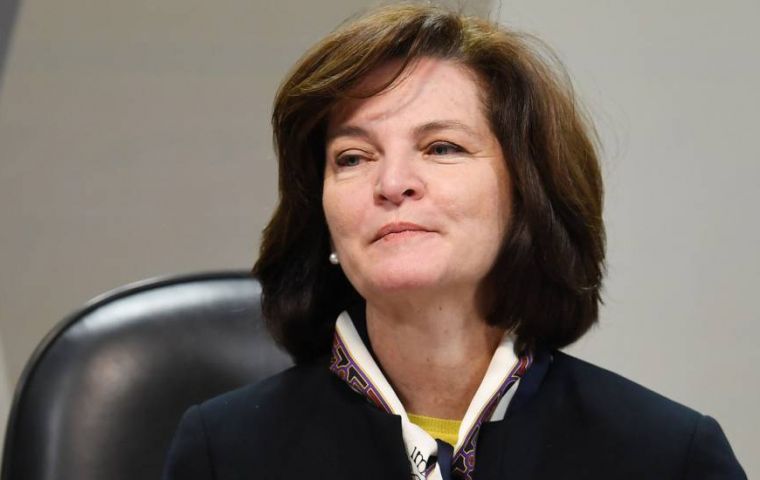 In brief remarks at the prosecutor-general headquarters in capital, Brasilia, Dodge said that the Brazilian people expected her to carry on cleaning up corruption. 