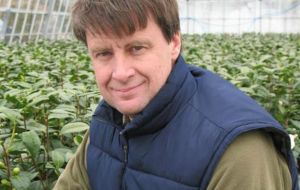 Martin Emmett made a presentation on ‘Lighting and the Latest Developments in Protected Cropping’ highlighting new technologies appropriate to Falklands context.(Pic HV)