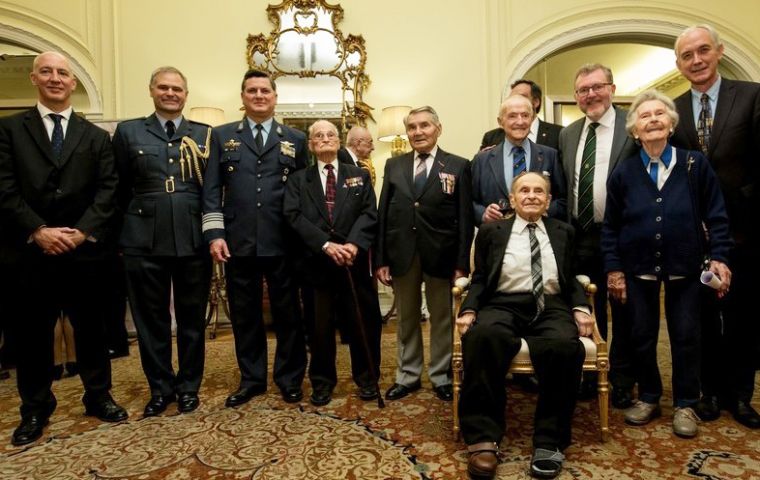 Amb. Mark Kent, Gp. Capt. RobSmith, Defence Attache; Greater Brigadier F. Nieto, Deputy Chief Argentine Air Force and D. Mundell, Secretary of State for Scotland with with argentine-polish veterans