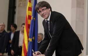 Puigdemont said that not only he would not back down but that he would press ahead with a formal declaration of independence if Rajoy suspends autonomy. 