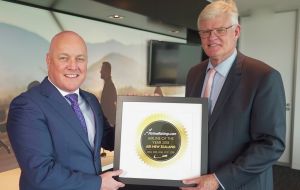Air New Zealand CEO Christopher Luxon receives AirllineRatings.com’s Airline of the Year 2018 from AirlineRatings.com founder Geoffrey Thomas