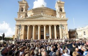The crowd applauded when the coffin with Daphne Caruana Galizia arrived at the church in Mosta. She was known for her blog accusing politicians of corruption. 