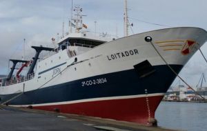 The trawler Loitador was maneuvering in Port William whilst awaiting a replacement crew member when it ran aground in Blanco Bay. 