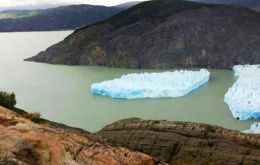 An iceberg measuring some 350 by 380 meters broke from the Grey glacier in far southern Chile in late November, surprising local scientists who monitor the glacier.