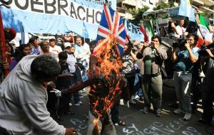 Also arrested Fernando Esteche, leader of the Quebracho movement, famous for its radical violent stance, including burning British flags