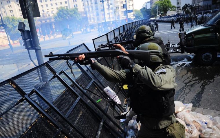 Riot police used water cannons, tear gas and rubber bullets against demonstrators, who threw stones and burned barricades made of rubbish outside Congress (Pic Clarin)