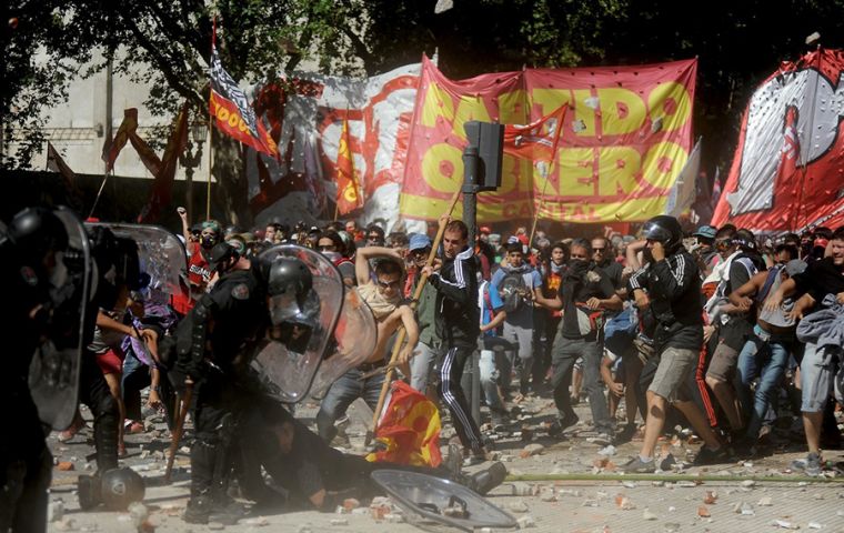  Demonstrators threw bottles, rocks and gasoline bombs, while police in riot gear responded with tear gas, rubber bullets and jets of water. (Pic Clarin)