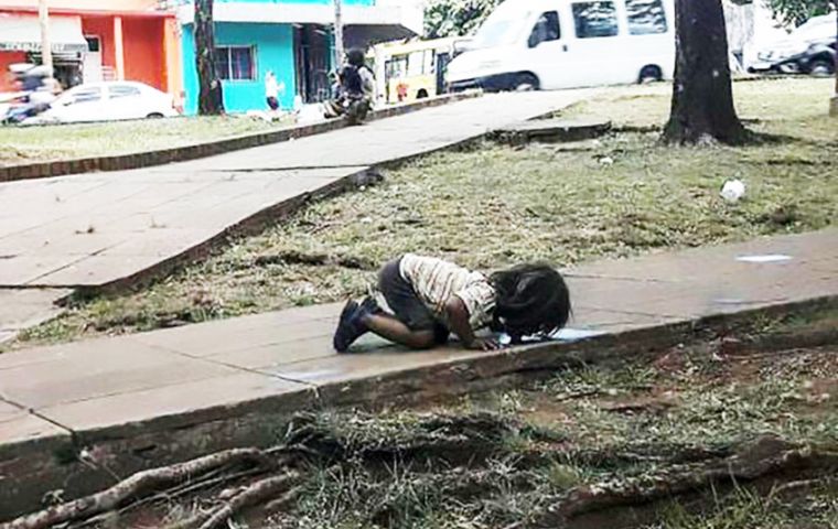 This harrowing image was taken by a local journalist and gained notoriety when it was uploaded to Facebook by Unicef worker Migue Ríos.