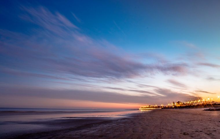 A string of beaches along the Montevideo coastline. Photo: Sebastián Astorga (www.sebastorga.com)