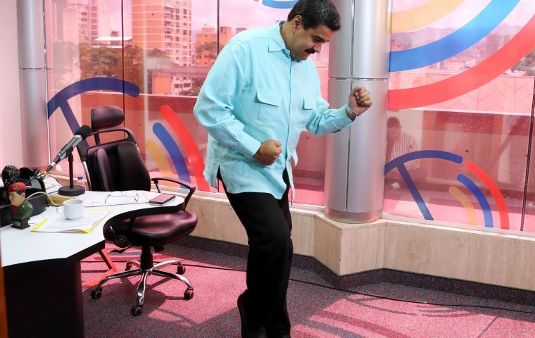Speaking during the program “La Hora de la Salsa”, Maduro described how sad and miserable what he was seeing in Buenos Aires television made him feel