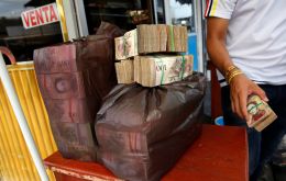 Cash is not available at Venezuelan banks in sums exceeding 10,000 Bs, (the price of 2 eggs), and usually in banknotes of 20 to 100 Bs.