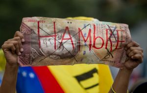 The report revealed a sharp drop in Venezuelan imports in 2016, when purchases totaled US$16.4 billion, half of the US$33.3 billion of the previous year.