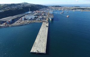 The pier would serve two ships of 300 meters, the size of most cruise vessels calling in Chile. (Norwegian Sun, is 260 meters, and Star Princess is 290 meters.) 