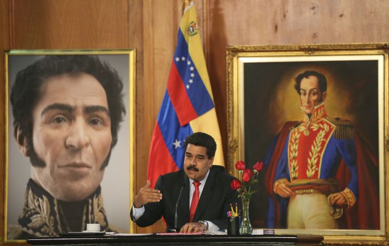 Maduro will grant a bonus with the equivalent of US$ 3.9, to those who possess the Carnet de la Patria, an identity document created by the government that serves to regulate the purchase of food