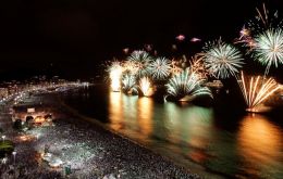 Cariocas and tourists of all ages had the opportunity to enjoy a seventeen minute pyrotechnic spectacle and an eclectic line-up with ten musical attractions