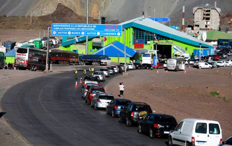 Overall between January 8 and 12, more than 38,000 people made the trip from the Argentine province of Mendoza to Santiago at the Christ Redempteur crossing