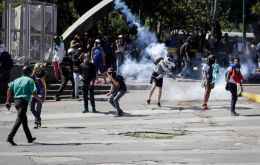 The clashes continued during the afternoon between the Bolivarian National Guard and hooded demonstrators. Photo: Vanessa Tarantino