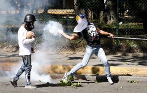 The clashes began at noon, after some protesters discussed with officials that were surrounding the area. Photo: Vanessa Tarantino