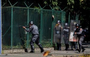 The protesters were refuging at the University, facing with stones and molotovs the officials while they shoot and throw tear gas bombs inside the university. Photo: Iván Reyes