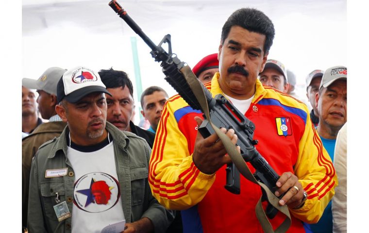 “If someday the circumstance of taking up arms comes, we would do it. I would not shake my pulse to summon him. ”Maduro added after supporting the announcement of the Constituent Assembly.